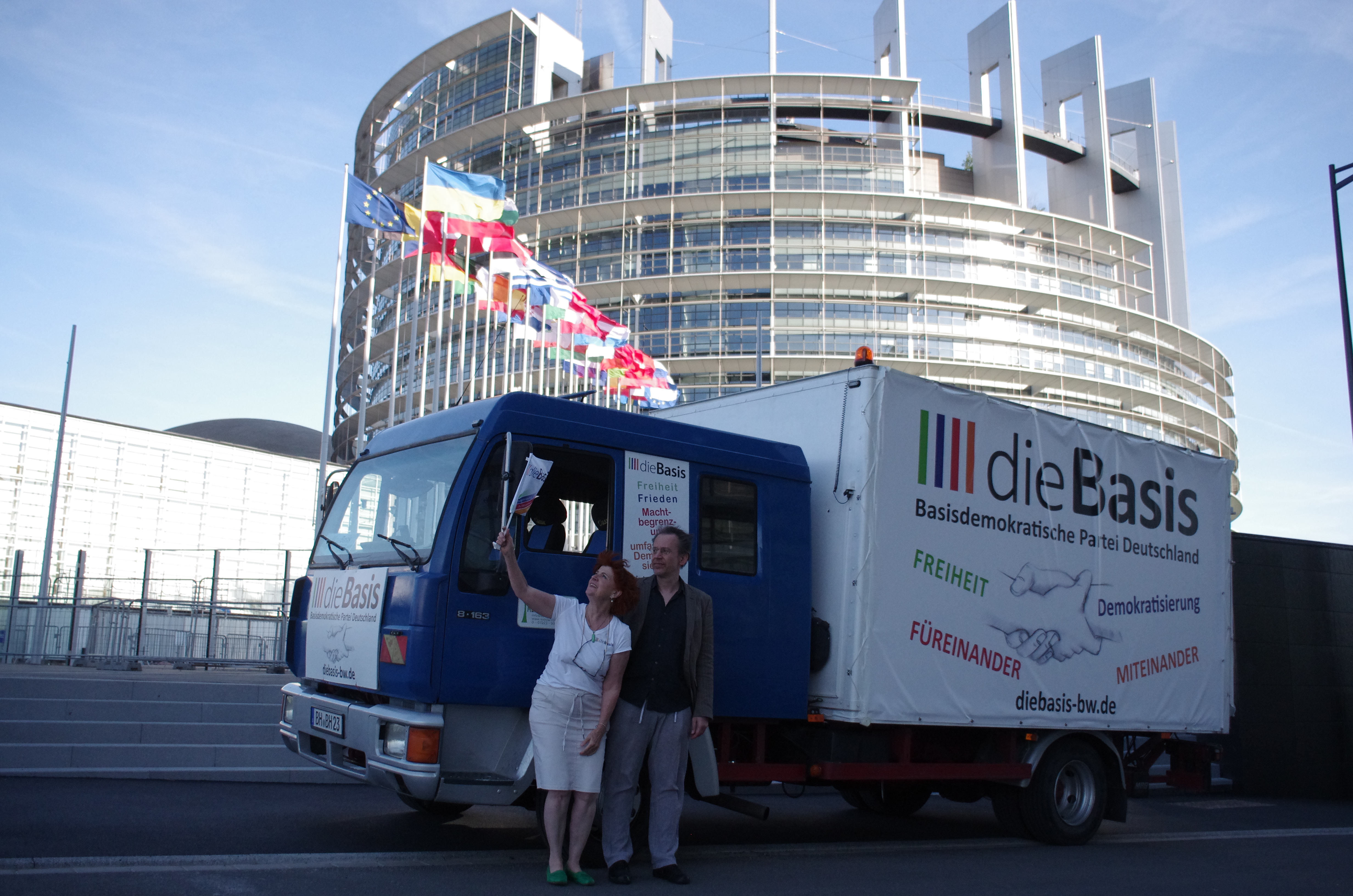 Tour 1-2 Straßburg: Anton zur Ukraine-Flagge