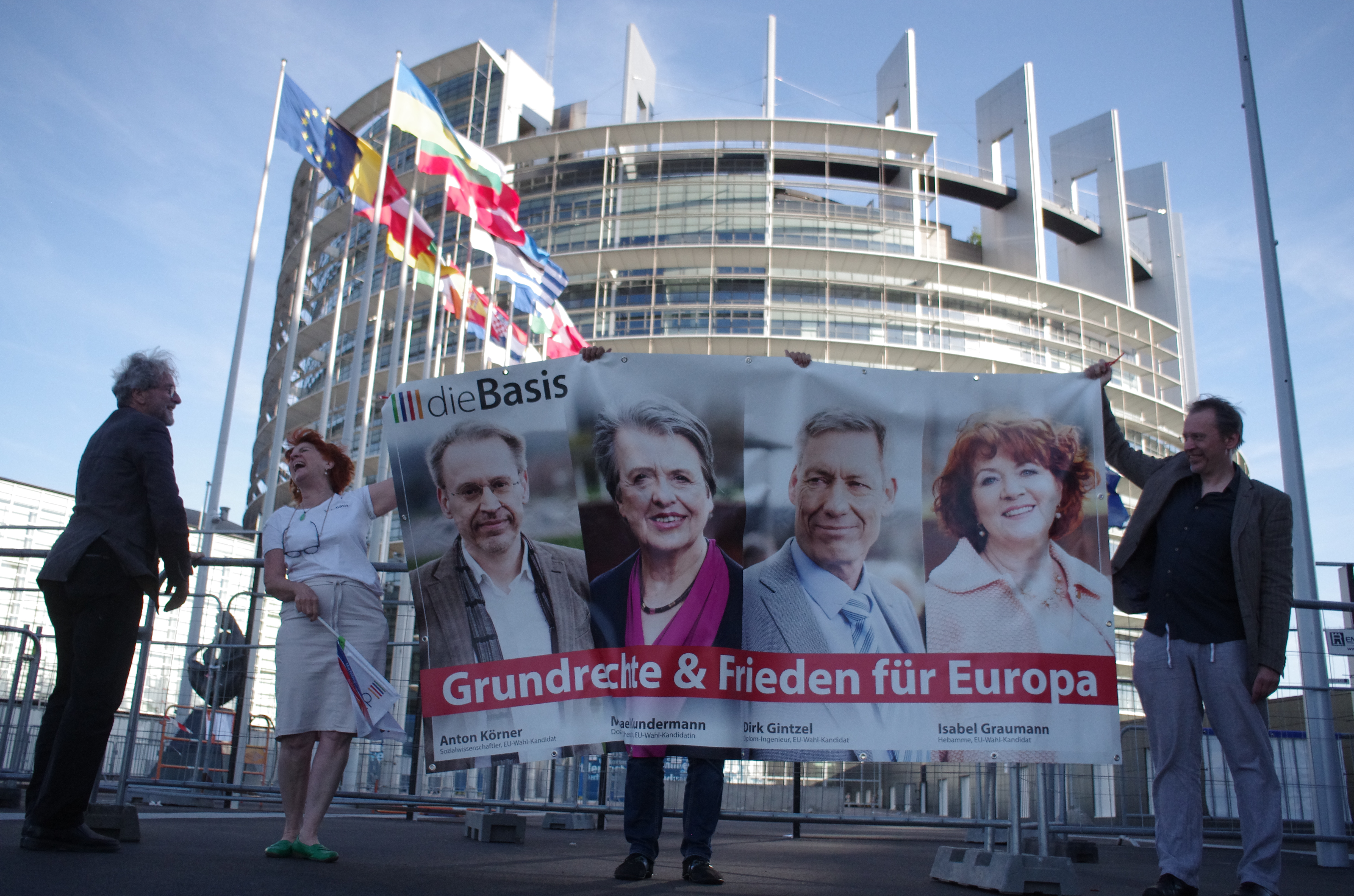 Tour 1-2 Straßburg: Anton zur Ukraine-Flagge