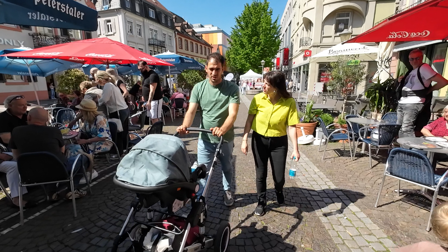 Tour 1-1 Offenburg: Isabel & Anton in der Fußgängerzone